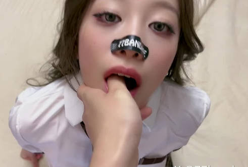 無套探妹妹的嫩穴-創可貼